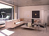 Großzügiger Wohnraum, Sitzgruppe in beige, Bodenplatten aus Marmor