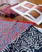 Traditionelle Decken der KunaIndios, mit farbenfrohem Muster.