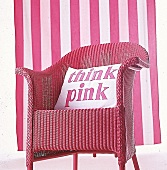 Pinkfarbener Korbsessel mit Kissen "think pink"