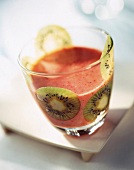 Power-Drink "Erdbeer-Kiwi-Smoothie" mit Banane, Kiwi, Erdbeeren, Honig