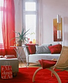 Wohnraum, schlicht, eingerichtet in rot, grau und weiß