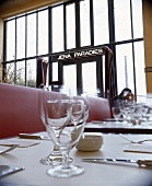Restaurant "Jena Paradies", angedeck ter Tisch im Vordergrund
