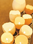 Mit Wachs gefüllte Eierschalen sind als Lichter aufgestellt