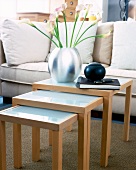 Table trio from beech wood and glass plate, vase with calla