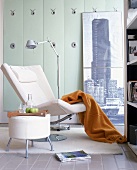 Heller Relax-Sesssel mit Hocker, Bild mit einem Wolkenkratzer-Motiv