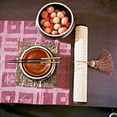Asiatische Eßschalen mit Stäbchen auf Stoffset und Glanzpapier