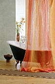Nostalgische Badewanne,Duschvorhang in den Streifen rot,orange u.gelb.