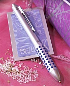 Kugelschreiber mit blauem Netzmuster 