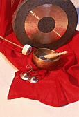 Buckel-Gong und tibetanische Klangschale und Doppelzimbel