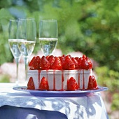 Erdbeer-Joghurt-Torte mit ganzen Früchten, festlich dekoriert