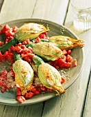 Gebackene Zucchiniblüten, gefüllt mit Ricotta und frischen Tomaten