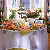 Oster-Buffet mit Pastete,Gemüse, Torte und Gelee-Eiern
