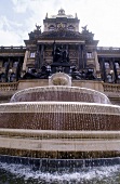 Ansicht eines Prager Gebäudes mit Springbrunnen