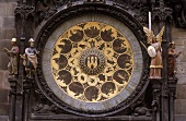 mit Gold und Engeln verziertes Schild an Prager Gebäude