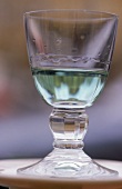 Flasche Absinth mit Glas