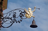 Budweis: aus Fassade herausstehender goldener Engel spielt Trompete