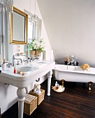 Nostalgisch eingerichtetes Bad: Antiker Spiegel, Waschtisch auf alt
