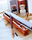 Kalligraphie-Set in einer Kiste aus Wurzelholz