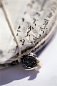 Kaviar,  in Papier mit arabischer Schrift verpackt und versiegelt
