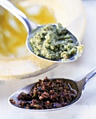 Grüne und dunkle Tapenade, Olivenpaste