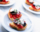 Bruschetta mit Tomaten und Mozzarella auf weißem Teller