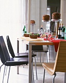 Auf rotem Tischläufer,hohe Glas-Etagere m Kuchen,Tisch aus Holz und Alu