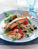 Gebratenes Lachsfilet mit Tomaten, Rucola und Kapern