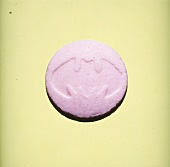 freigestellte Ecstasypille, rosa mit Fledermauseindruck