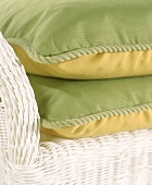 Kissenbezüge in gelb-grün mit Kordelverzierung, mediterran