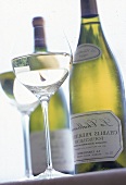 Wein von La Chablisienne aus Chablis mit gefülltem Weinglas