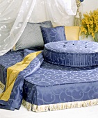 Bettüberwurf mit passendem Kissen in blauem Glanzstoff