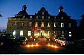 Schloss "Hugenpoet" in Essen-Kettwig bei Nacht, beleuchtet