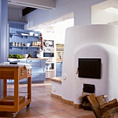 Küche im mediterranem Stil mit prachtvollem Holzofen u Fliesenbank