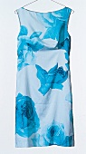 Etui-Kleid in blau mit Rosendruck 