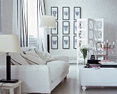 Elegant eingerichteter Wohnraum in weiß und schwarz gehalten