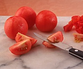 Tomaten häuten, vierteln und entkernen