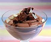 Mousse au Chocolat mit gehobelter Schokolade im Dessertglas (FSIB)