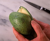 Eingeschnittene Avocado: Hälften gegeneinander drehen