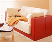 Sofa mit Holzkorpus, integrierter CD -schrank in den Armlehnen