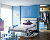 weiß-blaues Schlafzimmer , kühl- noble Ausstattung, Glasschiebetür