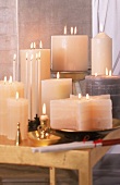 Brennende Kerzen in verschiedenen Formen und größen.X