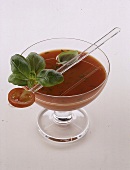 Low-fat-Cocktail: Tomaten-BasilikumDrink in Schalenglas mit Löffel