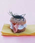 Mini-Bagel mit Frischkäse und Räucherlachs