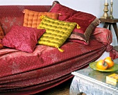 Sofa überspannt mit Granfoulard+4 Seiden- Samtkissen in Rot-Gelbtönen
