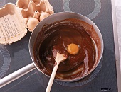 Brownies: Eier werden zur ButterSchokoladenmasse gegeben