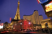 Das Hotel "Paris-Las Vegas" am Abend 