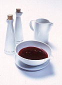 "Cucina": Schüssel mit Abdeckplatte, Milchkrug sowie Essig- und Ölflasche