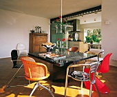 offene Wohnküche mit Designtisch,ver schiedenen Stühlen im Stilmix