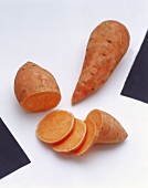 1 ganze und 1 teilweise in Scheiben geschnittene Süßkartoffel