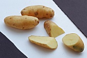 2 ganze & 1 in 3 Teile geschnittene Kartoffel "La Ratte"